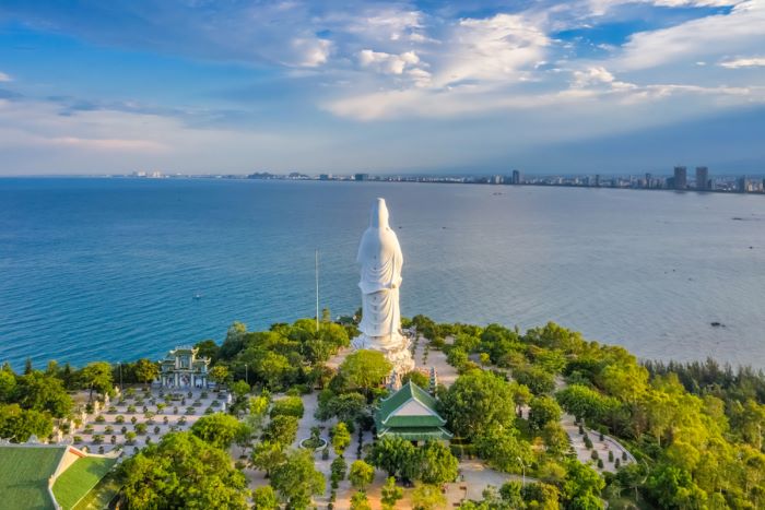 Bản đảo Sơn Trà là địa điểm hấp dẫn khi du khách lựa chọn tour Đà Nẵng du lịch