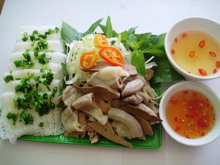 Đi tour Eo Gió và thưởng thức món ăn hấp dẫn của miền Trung