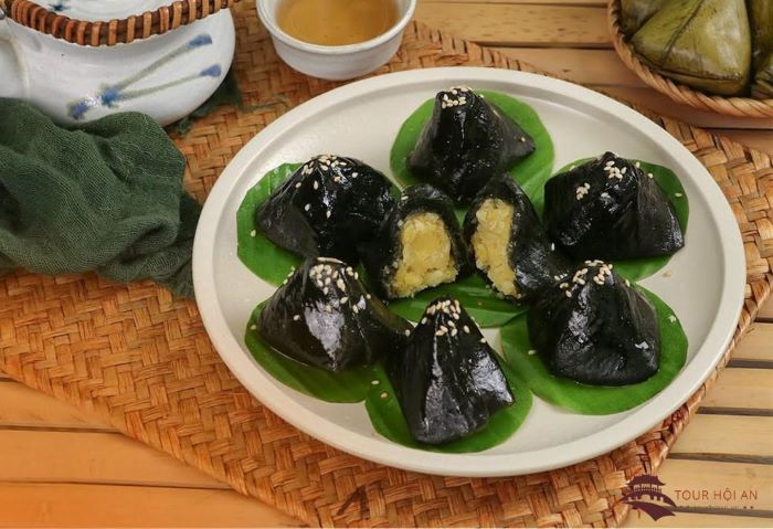 Tour phố cổ Hội An du lịch mua bánh ít lá gai về làm quà