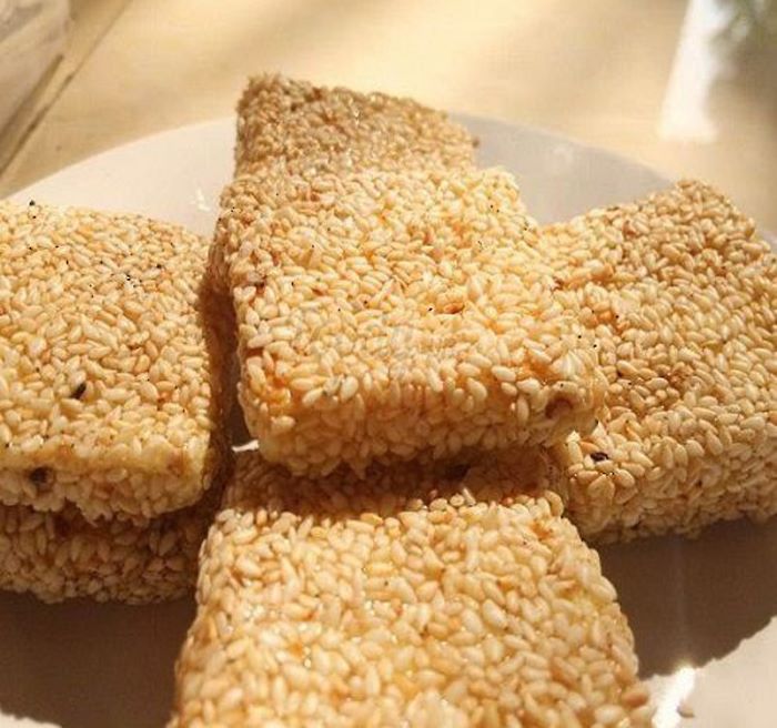 Bánh khô mè là món quà bạn có thể mua khi du lịch Đà Nẵng