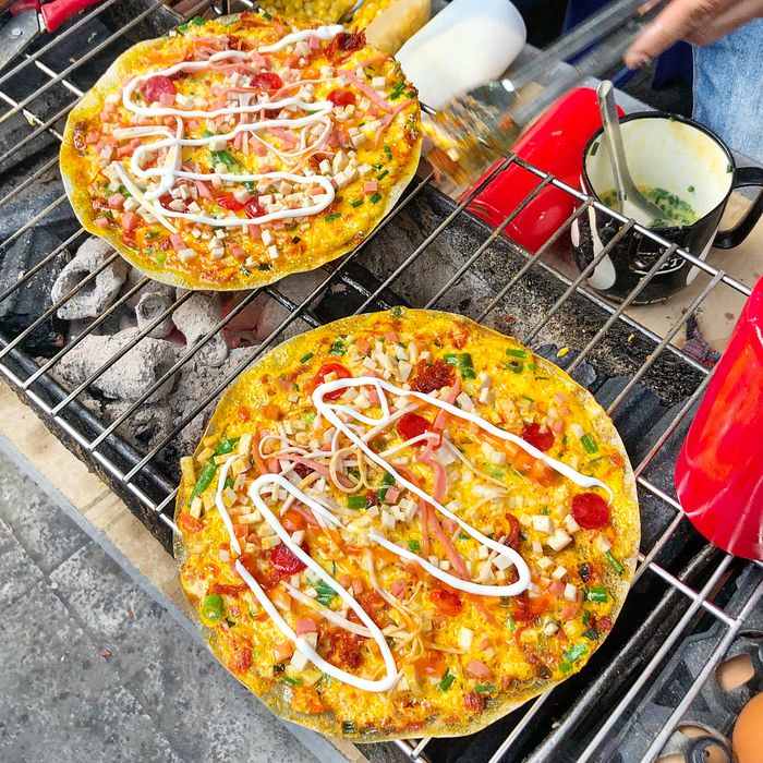 Bánh tráng nướng là món ăn ngon nên thử khi trải nghiệm tour Đà Lạt 
