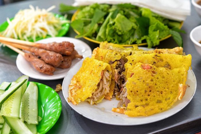 Bánh xèo, nem lụi và dưa chuột Đà Nẵng hấp dẫn