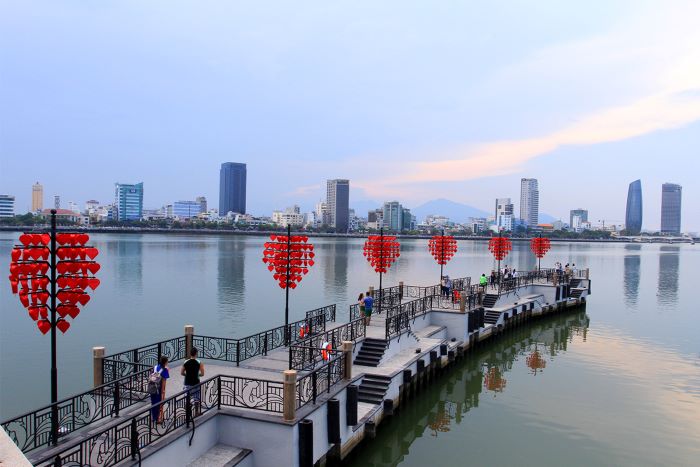 Cầu tình yêu - Những cặp đôi đến đây và bày tỏ tình cảm