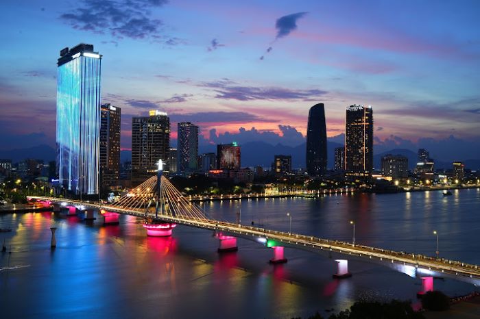 Cầu sông Hàn trong tour Đà Nẵng rực rỡ về đêm khi thành phố lên đèn