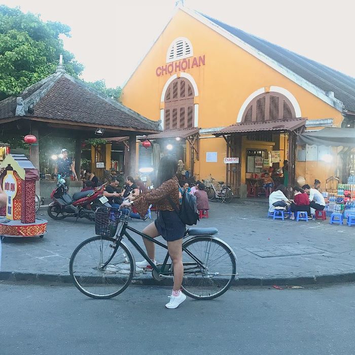 Chợ trong tour phố cổ Hội An bày bán nhiều mặt hàng đa dạng