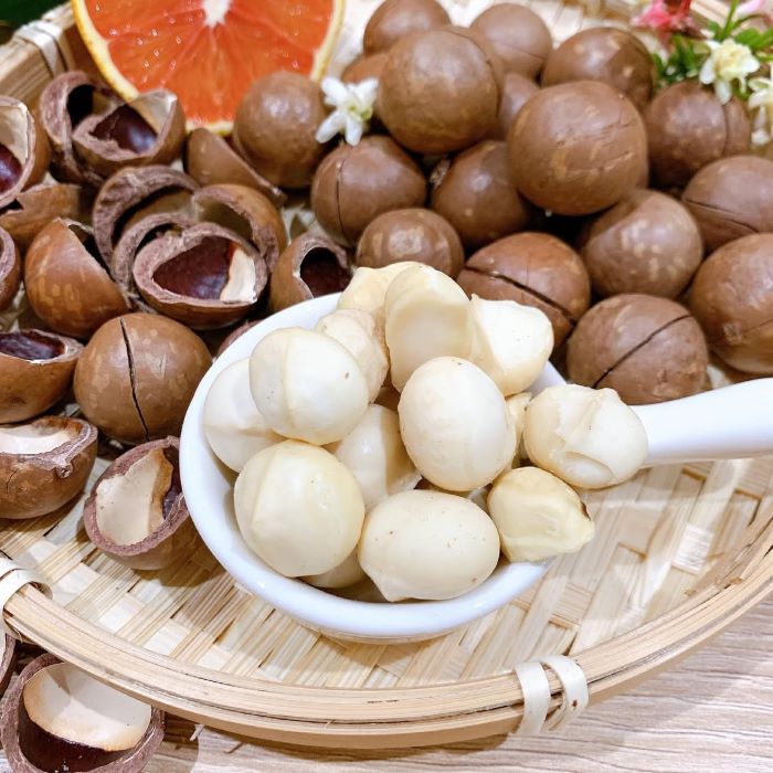 Hạt macca là loại hạt tốt cho sức khỏe, được mua về làm quà khi đi tour Pleiku