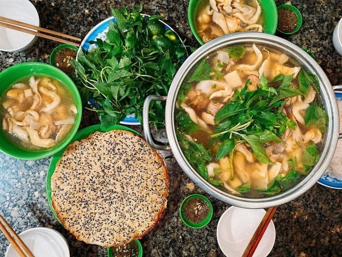 Lẩu gà lá é là món ăn ngon nên thử khi trải nghiệm tour Đà Lạt 