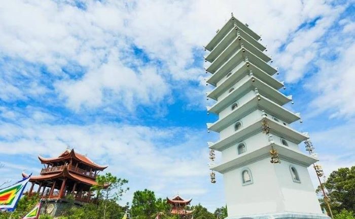 Đi tour Bà Nà Hill và đến địa điểm tâm linh ở Đà Nẵng