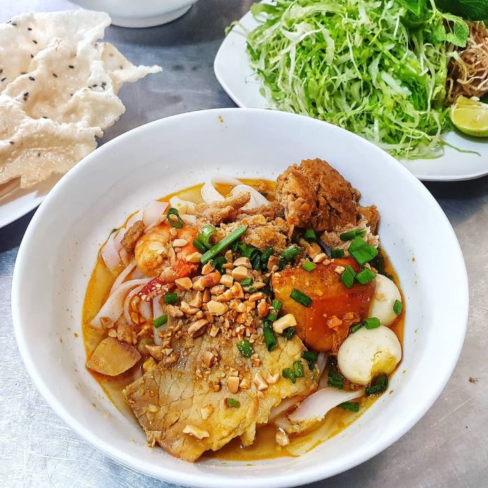 Tô mì quảng hấp dẫn, nước dùng đậm đà thơm ngon