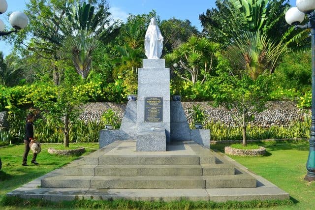 Đi tour Ghềnh Ráng Tiên Sa và ghé thăm mộ của thi sĩ Hàn Mặc Tử