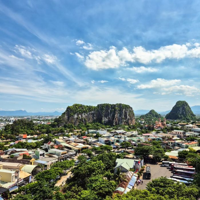 Ngũ Hành Sơn thuộc Đà Nẵng dưới ánh nắng bầu trời