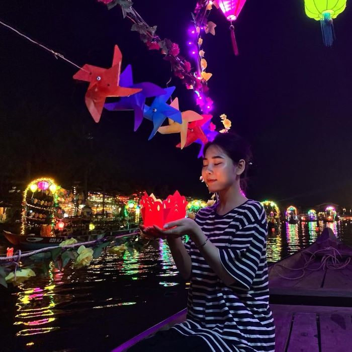 Thả đèn trên sông Hoài trong tour Phố cổ Hội An