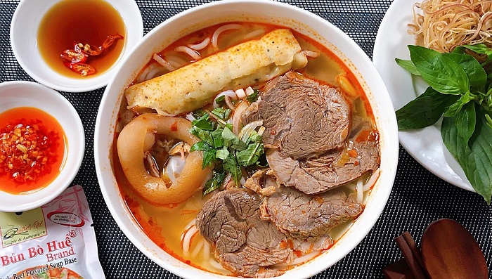 Đi tour Huế nên ăn Bún bò Huế