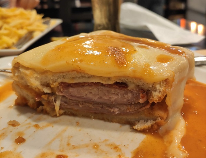 Francesinha là đặc sản nên thử khi đi tour Bồ Đào Nha