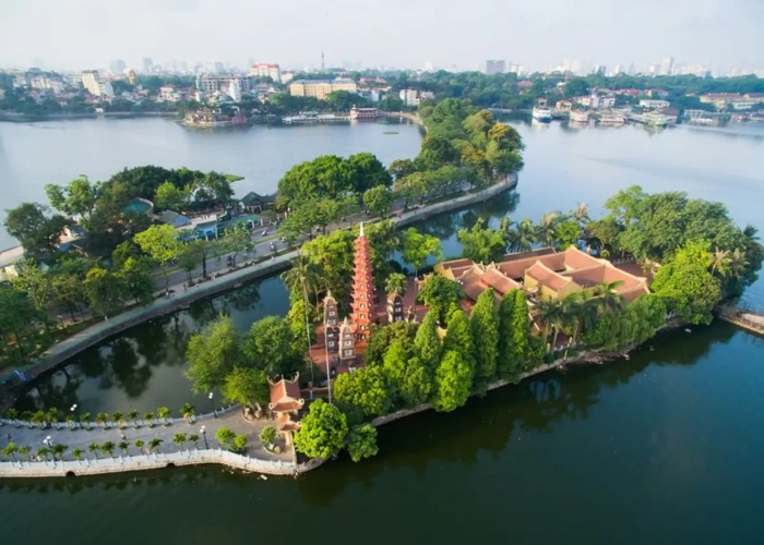 Hồ Tây là hồ nước lớn nhất Hà Nội, nổi tiếng với khung cảnh thơ mộng
