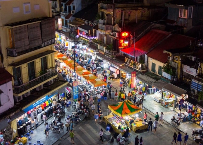 Chợ đêm và phố đi bộ Hồ Gươm điểm tham quan của giới trẻ