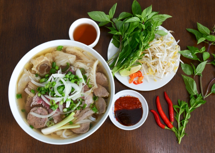 Phở là món ăn nổi tiếng của Hà Nội mà du khách không nên bỏ qua