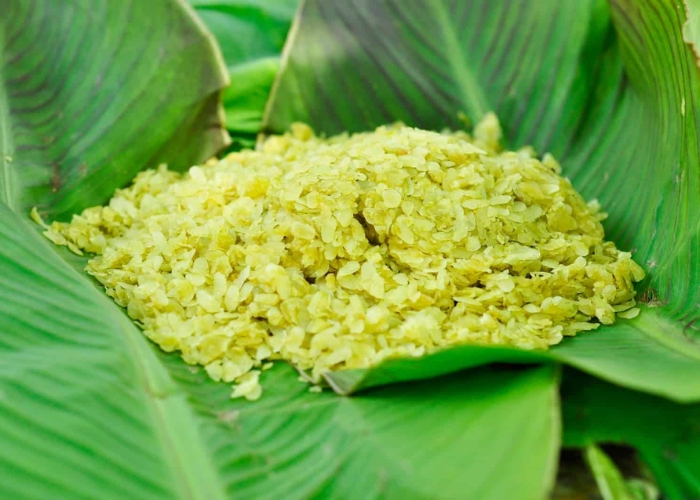 Cốm làng Vòng là đặc sản nổi tiếng của Hà Nội có thể mua về làm quà