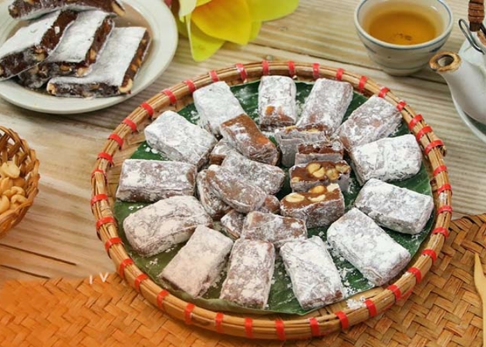 Bánh chè lam là món quà quê quen thuộc cho du khách đi Hà Nội