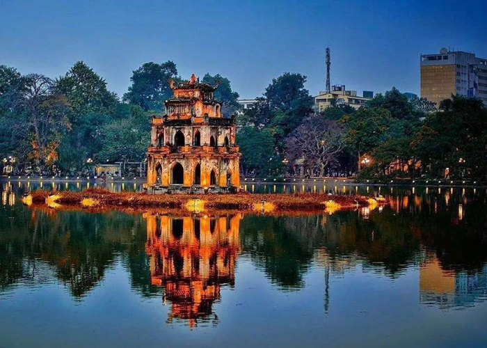 Hồ Gươm mang vẻ đẹp thơ mộng, yên bình của Hà Nội