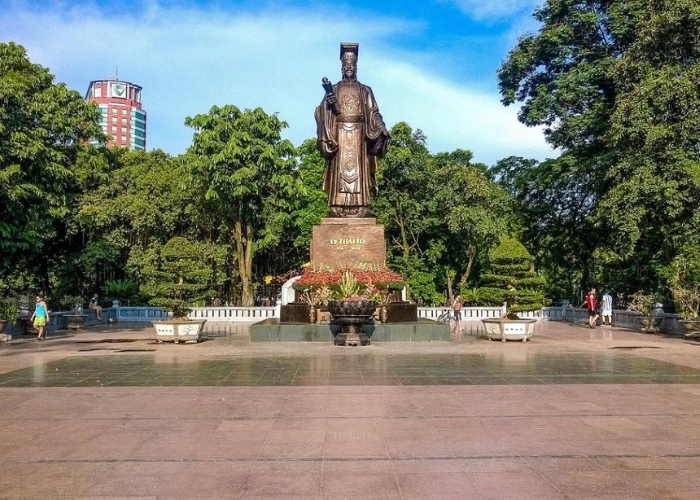 Cách Hồ Gươm không xa, Tượng đài Lý Thái Tổ là nơi tưởng nhớ vị vua này