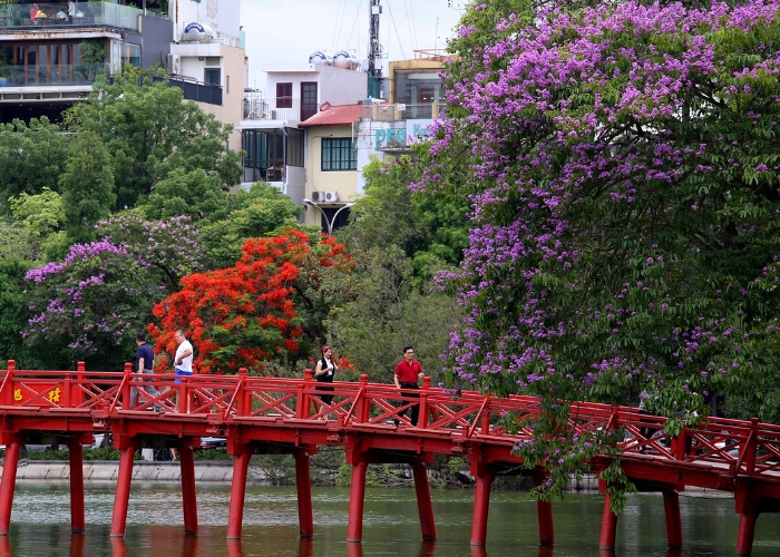 Đi tour Hồ Gươm bạn nên đi tham quan hết các địa điểm tại đây