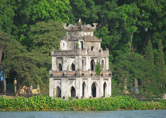 Tham gia tour Hồ Gươm, du khách tham quan di tích lịch sử