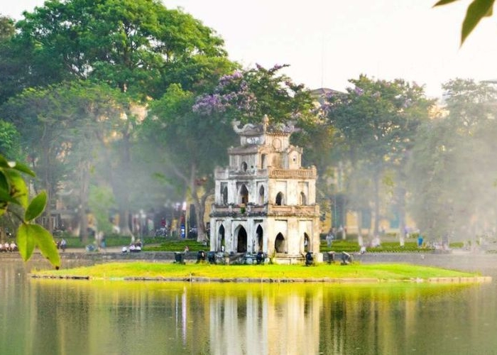 Mùa xuân thời tiết Hà Nội mát mẻ thích hợp để tham quan Hồ Gươm