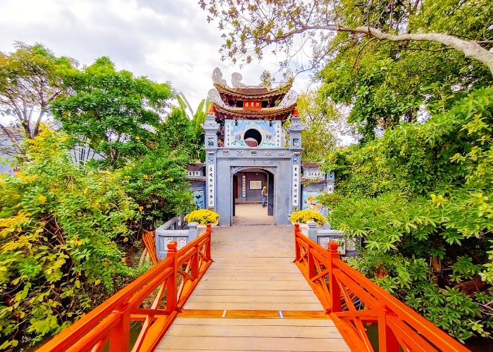 Điểm đến không thể thiếu trong tour Hồ Gươm chính là Đền Ngọc Sơn