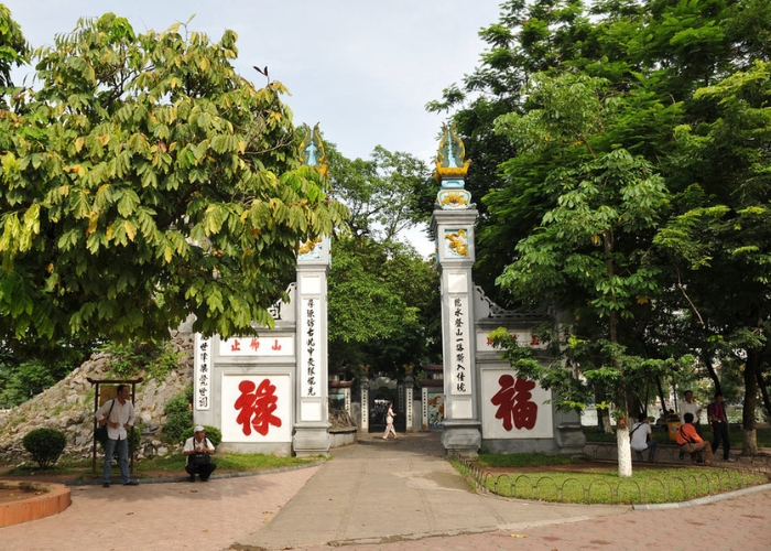 Tháp bút và Đài Nghiên điểm tham quan tại đền Ngọc Sơn