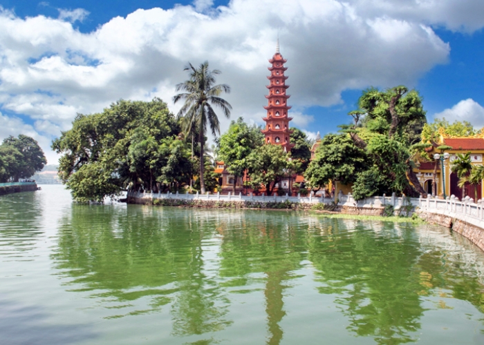 Hồ Tây là hồ nước tự nhiên lớn nhất Hà Nội, đây được coi như biểu tượng của Thủ đô