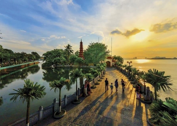 Hồ Tây là điểm đến có thể ghé thăm quanh năm