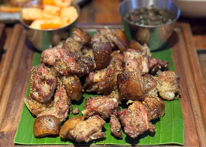 Thịt lợn mán nướng đặc sản không thể bỏ lỡ khi đi tour Hòa Bình