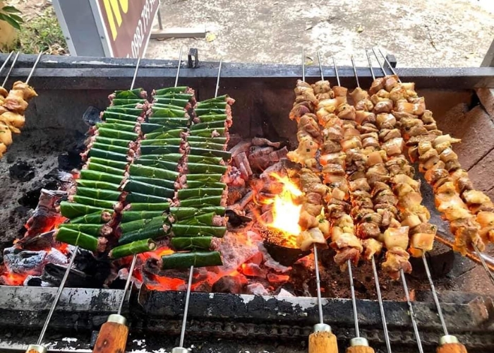 Chả cuốn lá bưởi món ăn dân dã du khách nên thử khi đi tour Hòa Bình