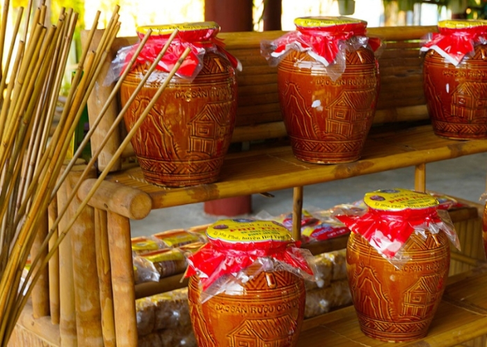 Rượu cần là đặc sản của người Mường và là món quà độc đáo khi tham gia tour Hòa Bình