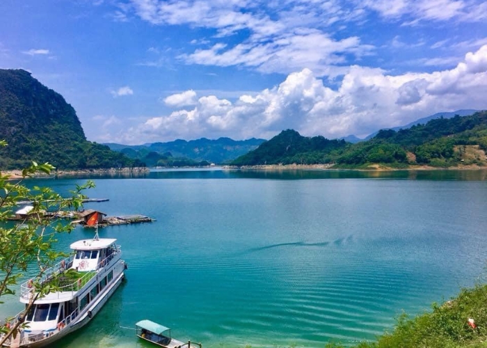 Khi tham gia tour Hòa Bình, du khách có thể trải nghiệm du thuyền trên hồ Hòa Bình