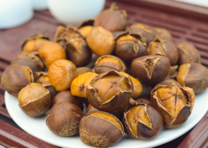 Hạt dẻ Trùng Khánh là món quà phổ biến được nhiều người lựa chọn khi đi tour khu di tích hang Pác Pó