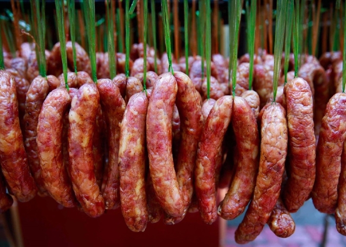 Lạp xưởng món ăn thích hợp làm quà sau hành trình du lịch khu di tích hang Pác Pó