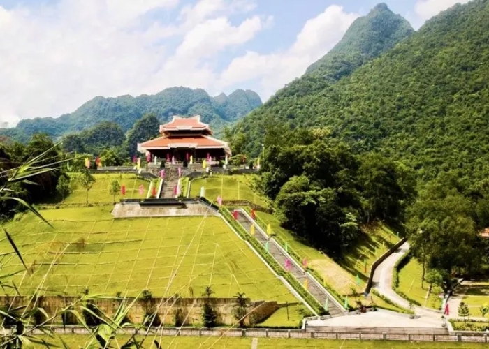 Nên mang theo các đồ cần thiết khi đi tour khu di tích hang Pác Pó