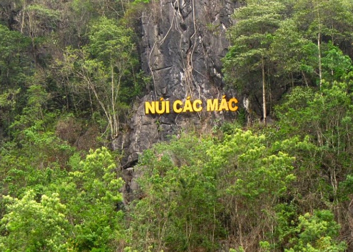Núi Các Mác có thể ngắm nhìn toàn bộ khu vực tour khu di tích hang Pác Pó