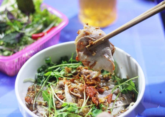 Phở chua là một trong những đặc sản không thể bỏ lỡ khi đi tour khu di tích hang Pác Pó