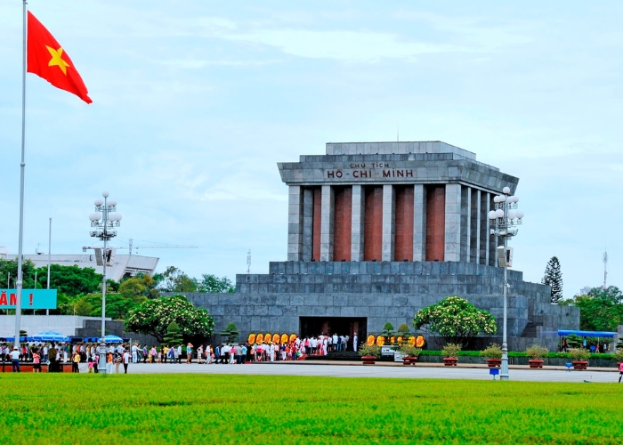 Thăm Lăng Chủ tịch Hồ Chí Minh là một trong những trải nghiệm không thể bỏ qua khi đến Hà Nội