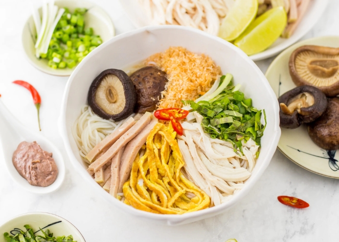 Bún thang là món ăn thanh nhẹ trong ẩm thực Hà Nội