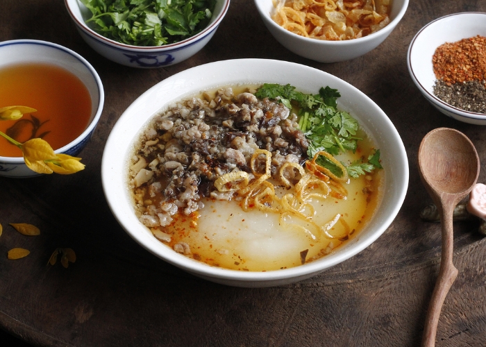 Bánh đúc nóng là một món ăn vặt phổ biến ở Hà Nội