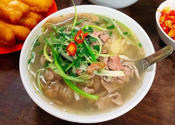Phở Hà Nội là món ăn nổi tiếng nhất và không thể thiếu khi đến Hà Nội
