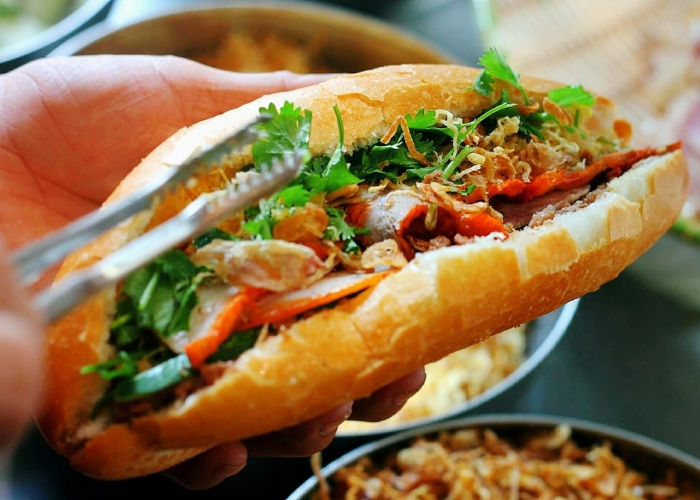 Bánh mì Hà Nội món ăn quen thuộc của nhiều du khách