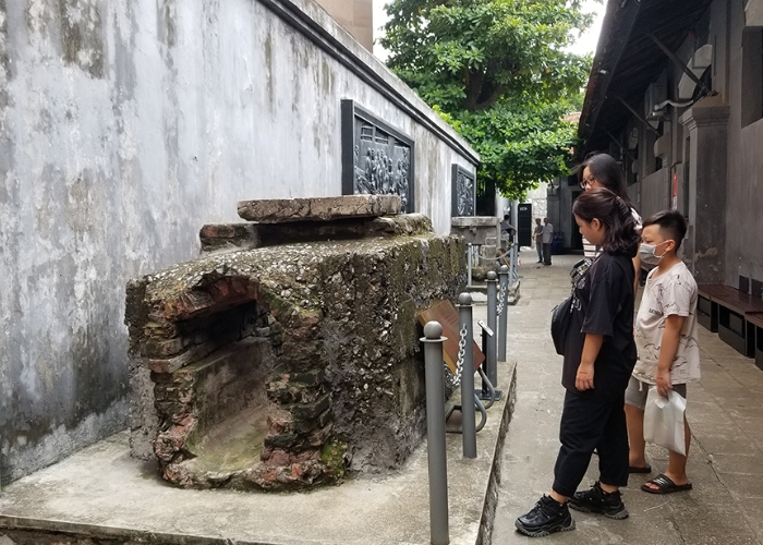 Bạn nên tham quan nhà tù Hỏa Lò vào buổi tối để trải nghiệm tốt hơn