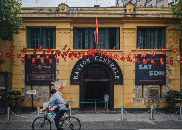 Đặt vé tham quan nhà tủ Hòa Lò trước nếu tham gia tour đêm