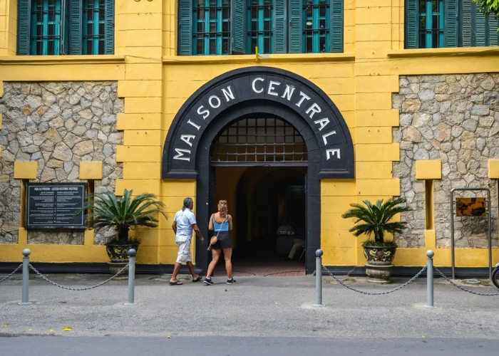 Tham quan tour nhà tù Hỏa Lò du khách được dẫn dắt qua từng câu chuyện lịch sử