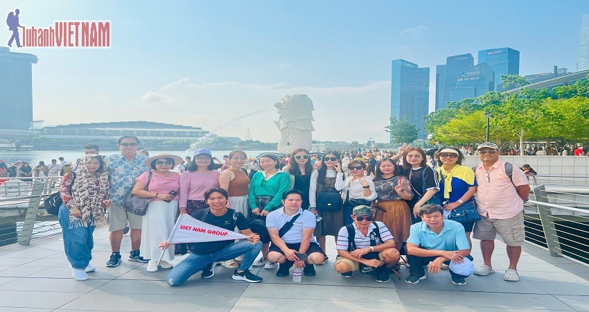 Khách chụp ảnh lưu niệm ở công viên sư tử biển Merlion Park